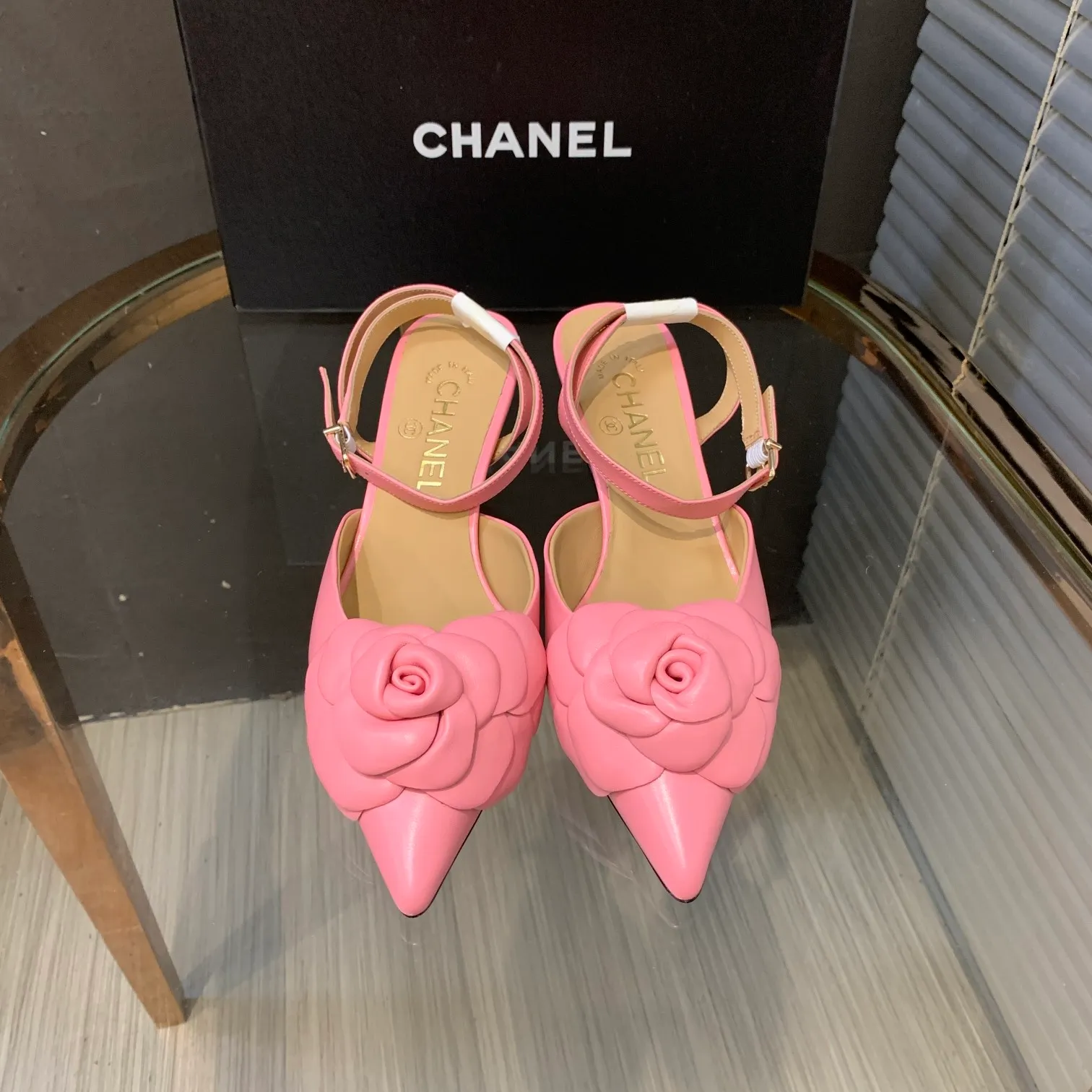 👟👟Ex-factory price 600👟👟 🍀Chanel's new flagship series of sandals in the counter are newly released 2022S summer series, exquisite retro shoes, the latest camellia flower design of Jindian Xiaoxiang on the upper is exquisite and fashionable, a popular model among domestic and foreign bloggers Upper: original Italian imported sheepskin original one-to-one sheepskin handmade camellia🌸 Inner lining: imported mixed sheepskin lining Outsole: Genuine leather outsole imported from Italy Size number: 35-39 (40, 41 customization is non-returnable) Heel height: 4cm Delivered with luxurious latest counter packaging